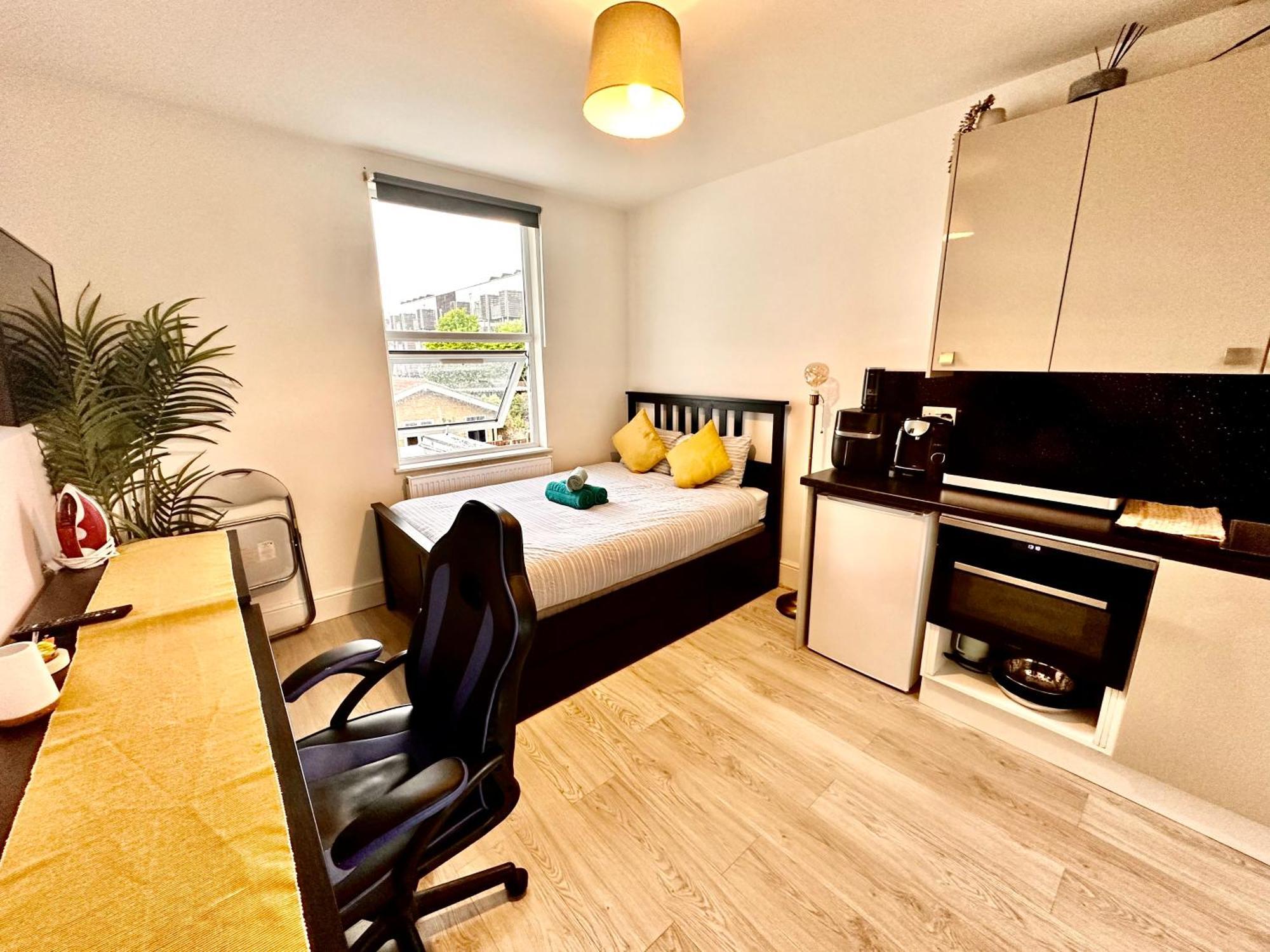 Lovely Self Contained Studio Now Available London Eksteriør billede